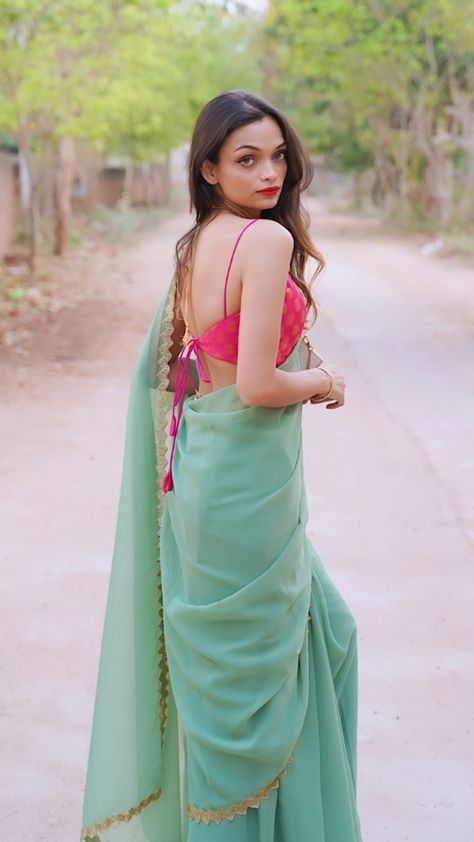 Sleeveless Blouse Saree Poses, Tube Saree Jackets, Tube Blouse Designs, Sleeveless Saree Blouse, Marathi Culture, Saree Jacket, Saree Jacket Designs, Sleeveless Blouse Saree, Silk Saree Blouse Designs Patterns