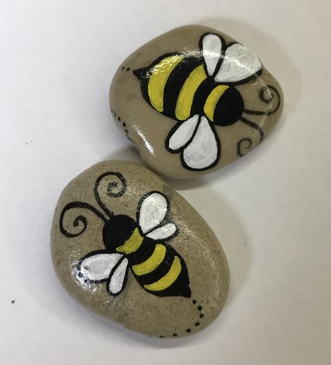 Bee Stones Painted Rocks, Bees On Rocks Painting, Rock Painting Bee Ideas, Painted Bees On Rocks, Painted Rock Bee, Bees Rock Painting, Bee Rock Painting Ideas, Bee Painted Rocks Ideas, Painted Rocks Bees