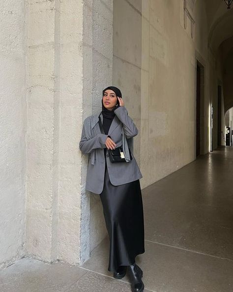 Outfit Jupe Satin, Jupe Satin Outfit, Elegant Hijab Outfit, Outfit Ideas Hijab, Elegant Hijab, Modest Girly Outfits, Satin Skirt Outfit, Outfit Modest, Estilo Hijab