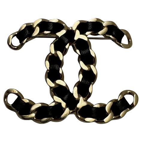 Cette broche CC de CHANEL est réalisée en chaîne de métal argenté mat entrelacée de cuir noir. Estampillé CHANEL 16 B fabriqué en France. Mesure environ 5,5 x 4,3 cm. Livré avec boîte. Condit : Excellent état d'avant-vente avec peu ou pas de signes visibles d'usure.