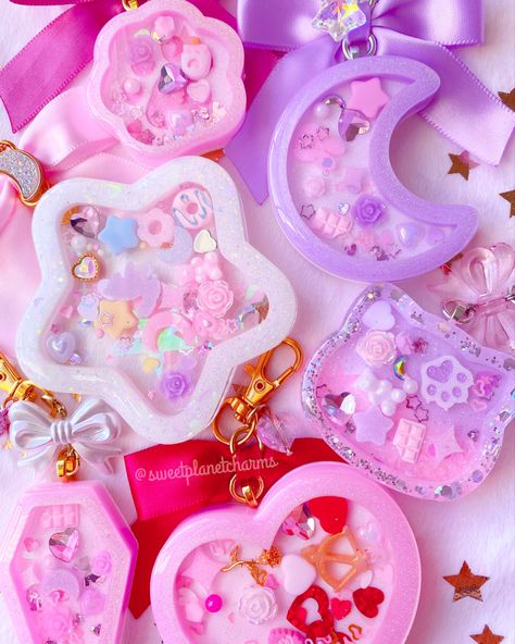 Resin shakers glitter kawaii resin epoxy Kawaii Resin Charms, Cute Resin Charms, Resin Charm Ideas, Resin Shaker Charm, Resin Shaker Keychain, Resin Kawaii, Kawaii Keychains, Shaker Resin, Resin Things