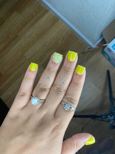 Yellow Nails Ideas Short, Yellow Acrylic Nails Short, Yellow Short Square Nails, Short Yellow Acrylic Nails, Cute Overlay Nails, Sort Nails, Short Nails Yellow, Nostalgia Nails, Yellow Short Nails