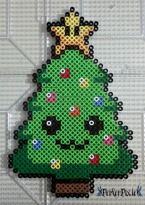 Christmas Tree Hama Beads, Christmas Tree Perler Beads, Peeler Bead Christmas, Perler Beads Ideas Christmas, Christmas Perler Bead Ideas, Christmas Hama Beads Pattern, Fuse Beads Christmas, Christmas Bead Crafts, Perler Bead Patterns Christmas