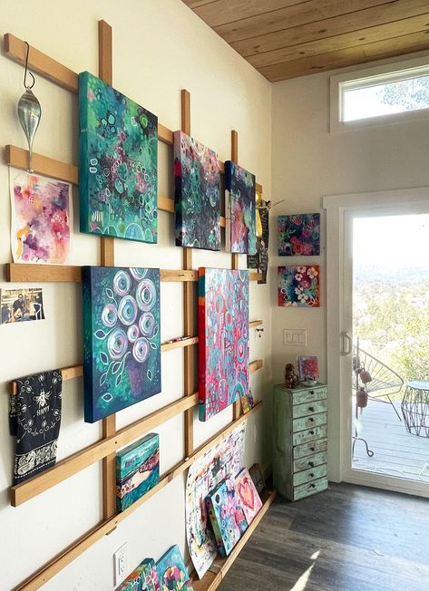 My favorite kind of art easel! Home Art Studios, Rangement Art, Art Studio Storage, معرض فني, Art Shed, Art Studio Space, Art Studio Organization, Art Studio Room, Art Studio Design