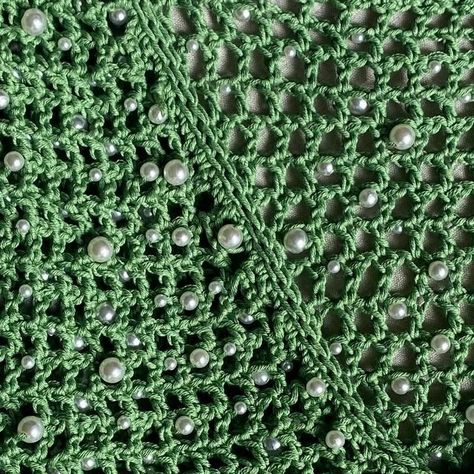 Crochet With Pearls Ideas, Crochet Top Beads, Crochet Clothes With Beads, Crochet Tops With Beads, Beaded Crochet Top, Crochet Top With Beads, Green Crochet Top, Crochet Green, Crocheting Ideas