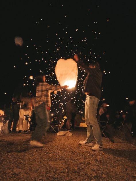 Floating Lanterns Couple, Floating Lantern Proposal, Lantern Couple Photoshoot, Couples Night Aesthetic, First Date Ideas Aesthetic, Date Places Aesthetic, Festival Couple Aesthetic, Floating Lanterns Aesthetic, Lantern Festival Couple