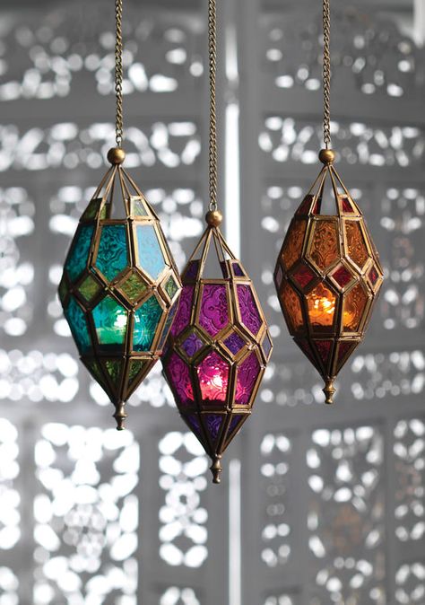 Bedroom Hanging Lanterns, Moracan Decor, Arabian Bedroom Ideas, Cool Lantern, Unique Lanterns, Arabian Bedroom, Dekorasi Maroko, Indian Lanterns, Beautiful Lanterns