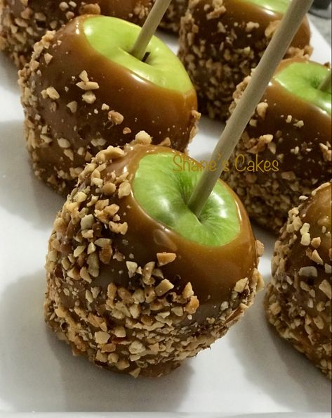 Caramel Apples Aesthetic, Halloween Pastries, Thankful Board, Apples And Caramel, Desserts Apple, Autumn Aura, Apple Treats, Chocolate Caramel Apples, Candied Apples