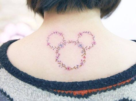 Flower Mickey Mouse tattoo on the upper back. Wolf Sketch Tattoo, Arlo Tattoo, Tattoos Pequeños, Fernweh Tattoo, 3 Piercings, Illustrative Tattoos, Disney Tattoos Small, Mickey Tattoo, Mouse Tattoo