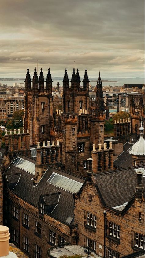 Scotland Aesthetic Wallpaper, Scotland Aesthetic, Seni Vintage, Edinburgh Scotland, Academia Aesthetic, Old Buildings, Foto Inspiration, City Aesthetic, Beautiful Places To Travel