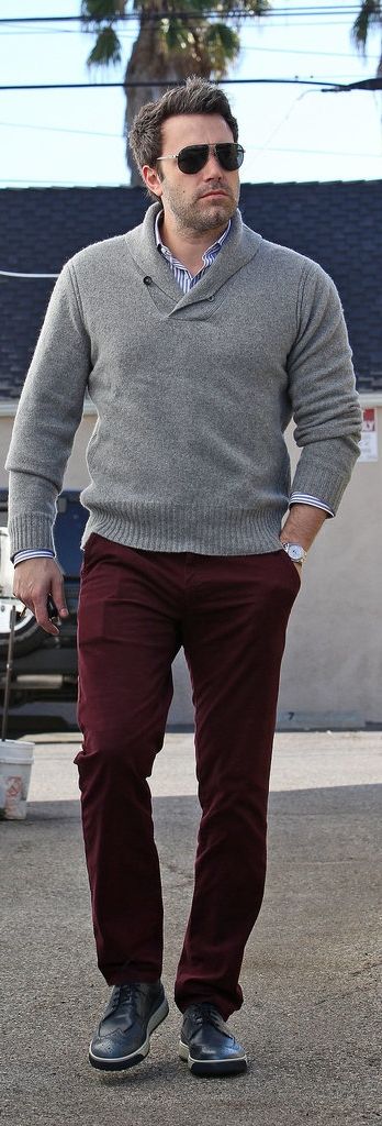 Ben Affleck = Our type of street style star. Mens Casual Work Clothes, Dinner Outfit Men, Thanksgiving Dinner Outfit, Business Casual Attire For Men, Maroon Pants, Burgundy Pants, Pants Outfit Men, Mode Masculine, Dinner Outfits