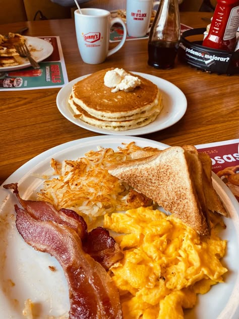 Denny’s Denny’s Restaurant, Denny's Aesthetic, American Pizza, Chill Photos, Coffee Breakfast, Movie Nights, Food Goals, Christmas Movie, American Food