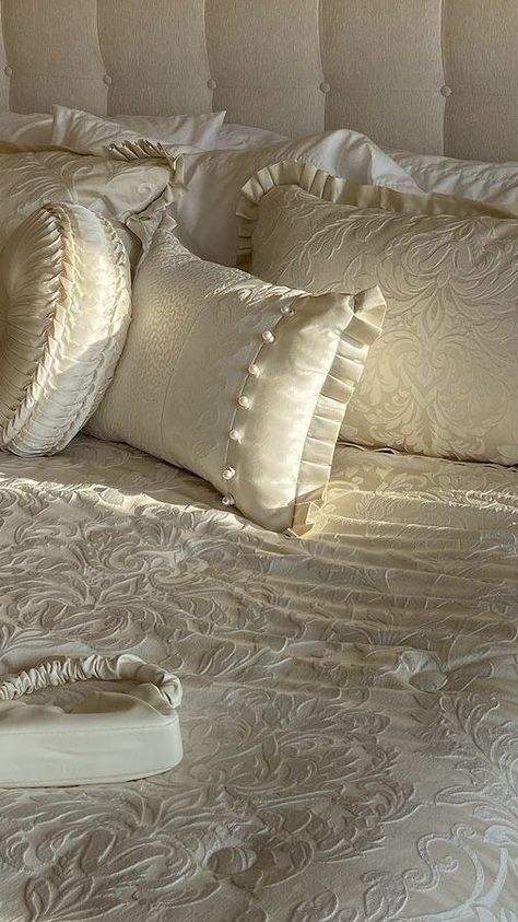 Modern Princess Bedroom, Old Money Bed, Beige Bedding Aesthetic, Diy Bedsheet, Clean Girl Essentials, Bedsheets Designs, Bedsheet Design, Interiors 2023, Bedroom Makeover Diy