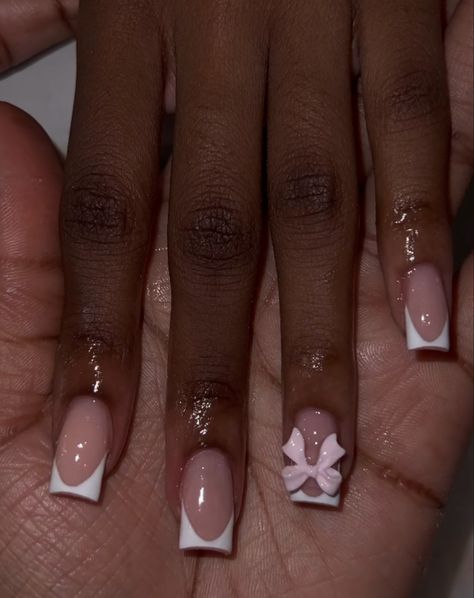 Nails W Bow Charm, Short Acrylic Nails With Bow, Acrylic Nails Ideas Winter Simple, Short Nails With Bow Charm, French Tips With Bow Charm, Short Acrylic Nails Charms, Classy Square Acrylic Nails, Short Nail Inspo Christmas, Short Nail Designs With Charms