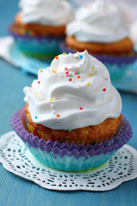 Best White Icing Ever - Made with confectioners' sugar, shortening, water, vanilla extract, corn syrup or water | CDKitchen.com White Frosting Recipes, Funfetti Cupcake Recipe, Whip Frosting, Fluffy White Frosting, Ww Sweets, Gluten Free Cupcake Recipe, Week Meals, Ww Food, Funfetti Cupcakes