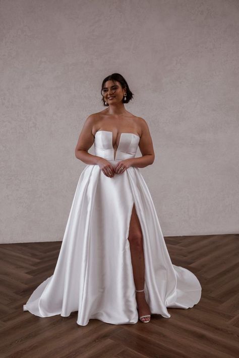 Elegant Plus Size Wedding Dresses, Midsize Bride, Wedding Dress Pregnant, Wedding Dress Curvy Bride, Plus Size Wedding Dresses Curvy Bride, Curvy Wedding Dress, Curvy Wedding, Plus Wedding Dresses, Wallpaper Lyrics