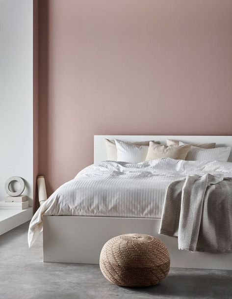 Accueillir le rose poudré dans la chambre Pink Bedroom, Pink Walls, Boho Bedroom, Bedroom Colors, Elle Decor, Room Colors, Home Decor Bedroom, Modern Bedroom, Home Interior