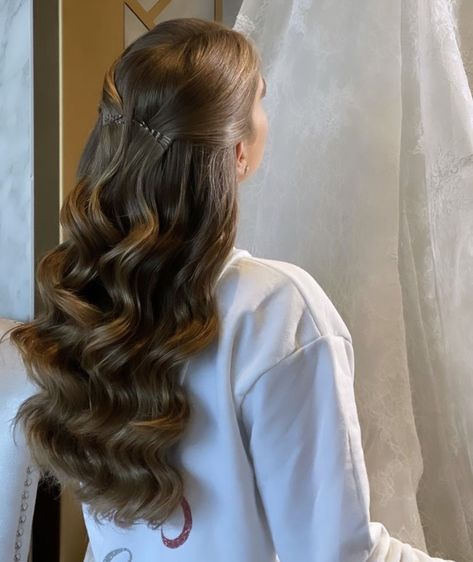 Bridesmaid Hairstyles Down Brown Hair, Beaded Wedding Guest Dress, Clean Half Up Half Down Hair, Haïr Style For Graduation, Hair Graduation Ideas, Graduation Hair Styles, Pinned Back Hair, Brown Wedding Hair, Graduation Hairstyles For Long Hair