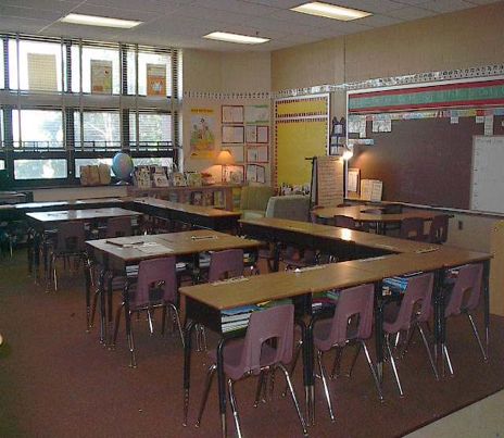 Classroom seating arrangement ideas-I'm in Heaven! Classroom Seating Ideas, Classroom Seating Arrangements, Desk Arrangements, Classroom Arrangement, Classroom Desk, Classroom Seating, Teaching Organization, Ideas For Classroom, Seating Ideas