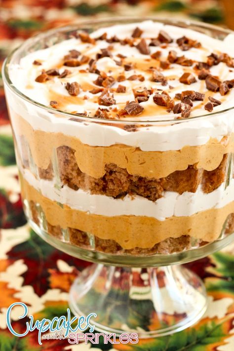 Pumpkin Cheesecake Trifle, Mousse Trifle, Trifle Bowl Recipes, Pumpkin Trifle, Moist Spice Cake, Trifle Dessert Recipes, Trifle Recipes, Cheesecake Trifle, Layered Dessert