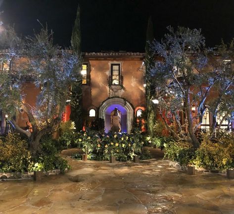 Chris Harrison returns to 'The Bachelor' mansion after California wildfires   Chris Harrison returned to the signature mansion where The Bachelor and The Bachelorette are filmed this weekend to kick-off the filming of Hannah Brown'sedition of The Bachelorette. #TheBachelorette #Bachelorette The Bachelorette Tv Show, Trista Sutter, Jojo Fletcher, Rachel Lindsay, Colton Underwood, Kaitlyn Bristowe, Hannah Brown, California Wildfires, The Bachelorette