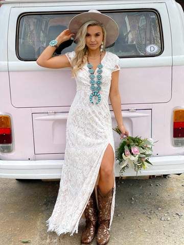 Wedding Dress With Cowboy Boots, Cowgirl Wedding Dress, Country Style Wedding Dresses, Southern Style Outfits, Queen For A Day, Dresses With Cowboy Boots, Cowgirl Wedding, Ivory Lace Wedding Dress, Sassy Dress