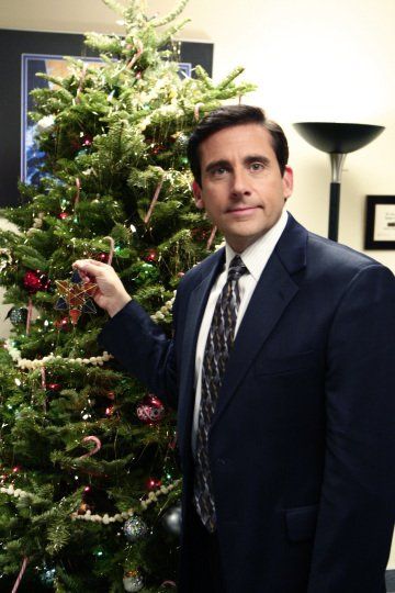 Office Christmas Episodes, Moroccan Christmas, Best Of The Office, Winter Movies, The Office Show, Christmas Episodes, Office Memes, American Comedy, Office Wallpaper