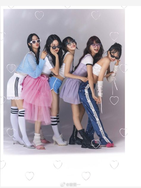 Magazine Japan, Huh Yunjin, Simple Girl, Group Photos, Cute Poses, Kpop Wallpaper, Kpop Girl Groups, Kpop Groups, Cute Icons