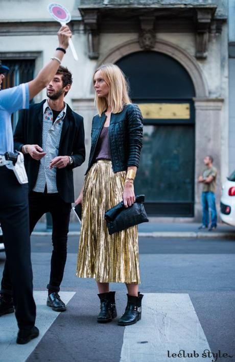 Minimalisticky Chic, Metallic Midi Skirt, Rok Outfit, Metallic Skirt, Looks Street Style, Cool Street Fashion, International Fashion, Street Style Looks, Inspiration Mode