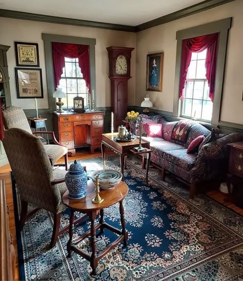 Classic Colonial Homes Interiors, American Decor Living Room, American Colonial Living Room, Floral Chair Living Room, Early American Living Room, American Colonial Decor, American Colonial Interior, Colonial Living Rooms, Americana Living Rooms