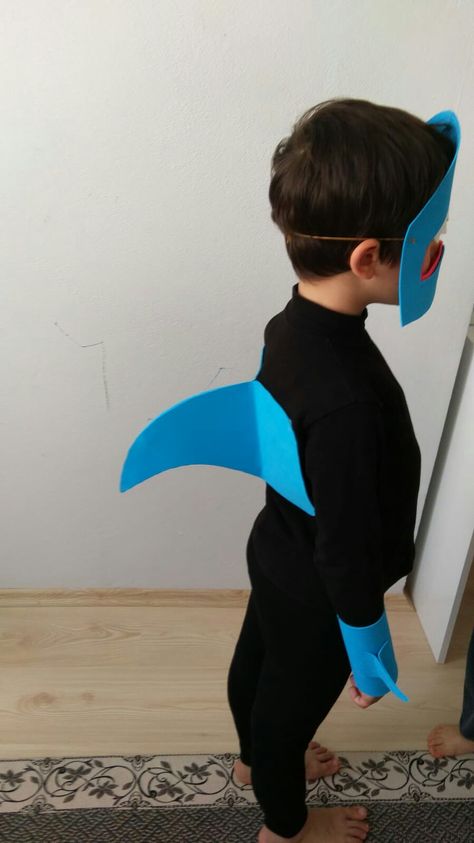 Shark costume Shark Costume Ideas, Whale Costume Diy, Diy Dolphin Costume, Shark Costume Diy, Kids Shark Costume, Diy Shark Costume, Shark Costume Kids, Starfish Costume, Fantasia Diy