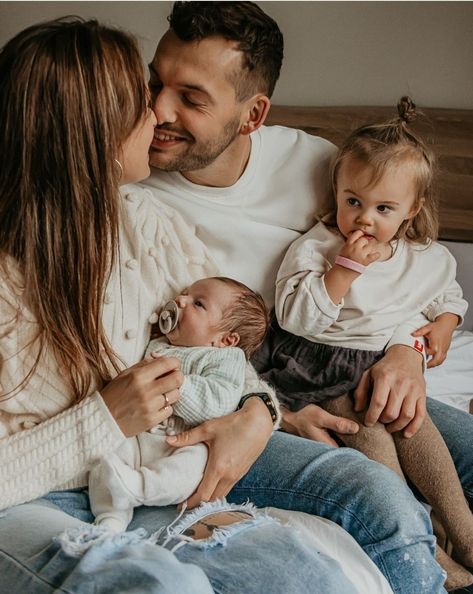 Indoor Family Photos, Home Newborn Photography, Newborn Family Pictures, Cute Family Photos, Family Photos With Baby, Lifestyle Newborn Photos, Newborn Photography Boy, Family Maternity Photos, Newborn Family Photography