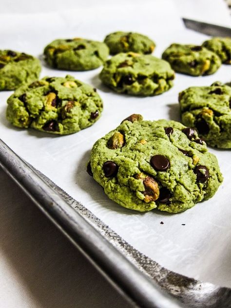 Vegan Pistachio Cookies, Matcha Pistachio, Pistachio Chocolate, Matcha Recipes, Matcha Cookies, Vegan Dark Chocolate, Matcha Recipe, Cookies Vegan, Matcha Green Tea Powder