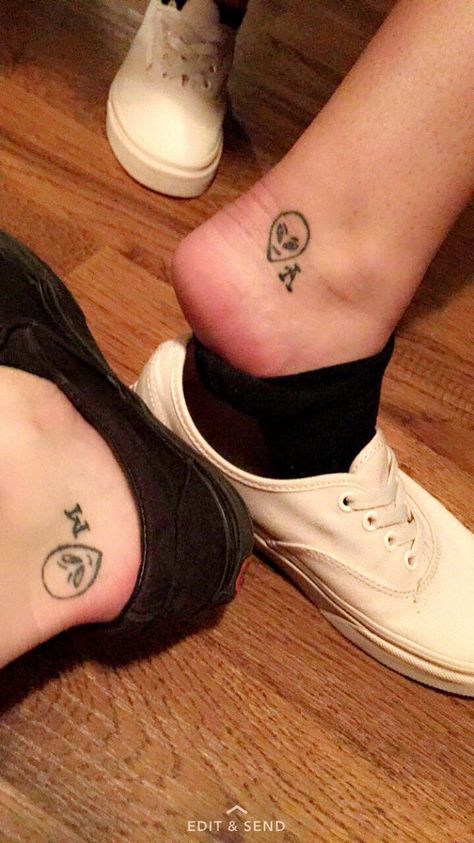 Small matching best-friend alien tattoos!!! #tattoos #alien #bestfriendgoals #bestfriendtattoos #vans #tattooideas Matching Alien Tattoos For Best Friends, Matching Alien Tattoos Couples, Mini Alien Tattoo, Alien Small Tattoo, Small Cute Alien Tattoos, Best Friends Matching Tattoos, Friends Matching Tattoos, Matching Tattoos For Best Friends, Tattoos For Best Friends