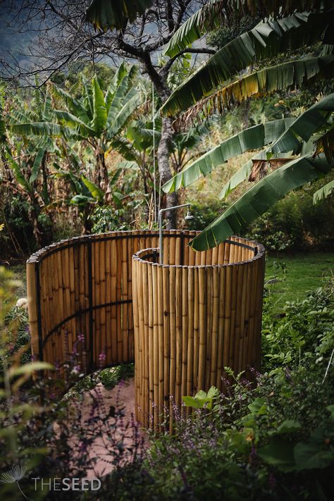 Shower Garden Outdoor, Outdoor Shower Sauna, Bamboo Outdoor Shower Ideas, Shower In Garden, Garden Showers Outdoor, Bamboo Uses, Sauna Garden, Outside Showers, Outdoor Shower Enclosure