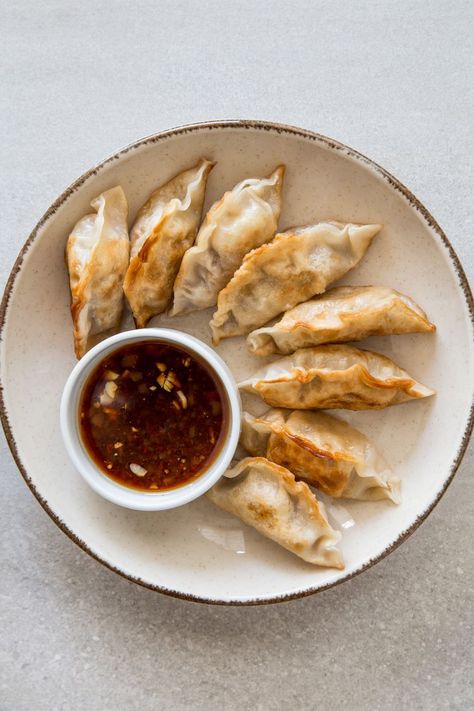 How to Make Mandu (Korean Dumplings) Korean Fried Dumplings, Mandoo Recipe Korean Food, Korean Mandu Aesthetic, Mandu Recipe Korean, Mandoo Recipe, Dumpling Aesthetic, Mandu Dumplings, Dumplings Aesthetic, Korean Picnic