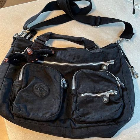 Kipling Messenger Bag Aesthetic, Messenger Bag Kipling, Kipling Messenger Bag, Kipling Bags Outfit Style, Kipling Bag Aesthetic, Kipling Aesthetic, Mochila Kpop, Mochila Grunge, Kipling Crossbody Bag