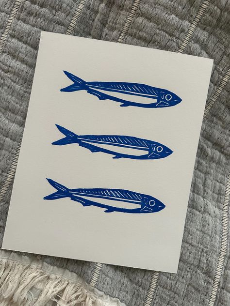 Wanting some sardine art for to complete your coastal grandmother aesthetic? Look no further! This is a hand-carved sardine art print, measuring 11 x 14 inches, this iconic fish is fit with deep blue paint to contrast the white paper. It's the perfect size for framing, hanging on a dorm wall as is---a seamless piece!  Crafted with care and precision, this linoleum print captures the essence of these cute sardines! This is a one-of-a-kind piece, carved and printed by myself from front to finish. Fish Stamp Print, Funky Art Print, Simple Fish Design, Lino Print Aesthetic, Simple Fish Art, Sardine Doodle, Chiquitita Tattoo, Sardine Can Art, Drawing Surfboard