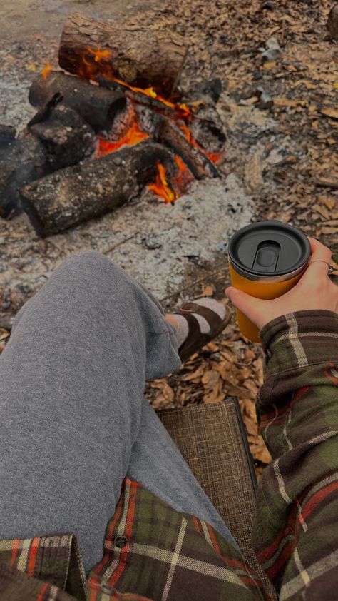 Thru Hiking Aesthetic, Camping Fall Aesthetic, Autumn Camping Aesthetic, Autumn Hike Aesthetic, Outside Adventures, Cozy Autumn Aesthetic Clothes, Granola Fall Aesthetic, Hiking Aesthetic Fall, Aesthetic Camping Pictures