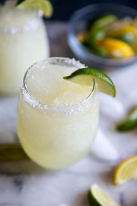 Margaritas are the best for when you have friends over, not only do they taste amazing, they're also super fun to make. Here's how to make a margarita slush! Margarita Slush, Slush Recipes, Easy Margarita, Slushie Recipe, Frozen Margaritas, Milkshake Recipes, Easy Drinks, Alcoholic Beverages, Pool Parties