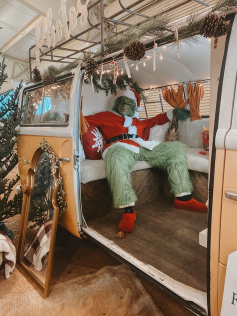 Vw Bus Photo Booth, Photo Booth Christmas, Bus Photo Booth, Bus Decor, Vw Bus Photo, Christmas Camping, Bus Photo, Sunshine Photos, Old Christmas