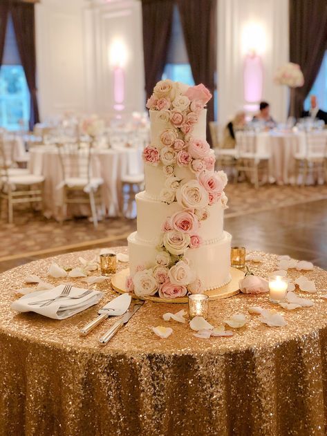 Wedding Cake Rose Gold Blush Pink, Blush Pink Ivory And Gold Wedding, Pink White Gold Wedding Cake, Blush Pink And White Wedding Cake, Light Pink And Gold Wedding Theme, Cake Table Quinceanera, Pink White And Gold Wedding Cake, Blush Pink Quinceanera Cakes, Blush Pink Quince Cake