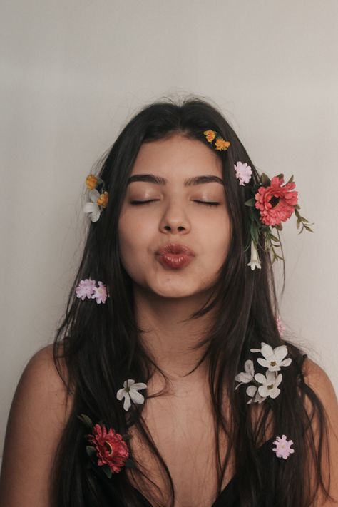 Flowers In Hair Portrait, Poses Ideas With Flowers, Creative Birthday Self Portraits, Flowers Self Portrait, Cute Flower Photoshoot, Self Portrait Photography With Flowers, Photoshoot Idea With Flowers, Flower Self Portrait Photography, Hair Photoshoot Aesthetic