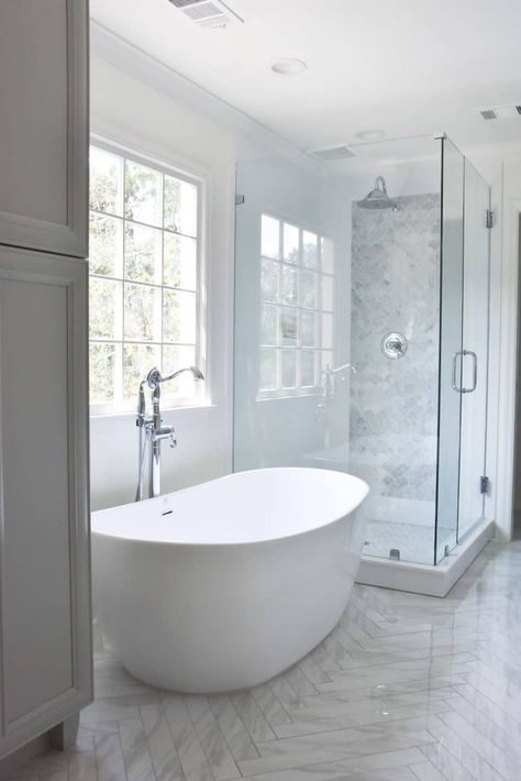 La douche, toute vitrée ou??? Layout Bathroom, Makeover Kamar Mandi, Scandinavian Bathroom, Master Bath Remodel, Bathroom Remodel Designs, New Bathroom, Budget Bathroom, Main Bathroom, Design Master