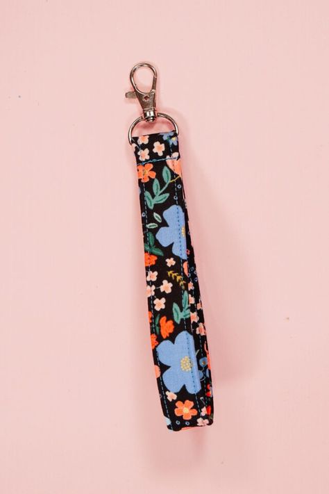 Learn how to sew a key fob with a free sewing pattern. This beginner sewing project is a great handmade gift that uses scrap fabric. Key Fob Pattern, Key Fobs Diy, Fabric Key Fob, Sewing Machine Projects, Scrap Fabric Projects, Hat Patterns To Sew, Key Fobs Wristlet, Free Sewing Pattern, Beginner Sewing