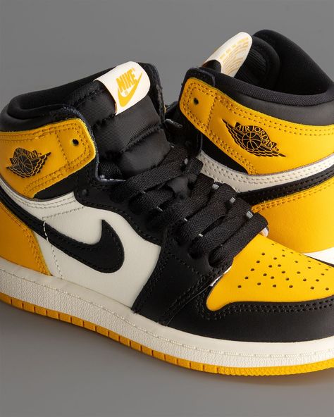 Jordans Yellow, Yellow Jordans, Tenis Nike Jordan, Yellow Nike Shoes, Jordan 1 Yellow, Creative Bookcases, Sporty Shoes, Nike Shoes Girls, Nike Fashion Shoes