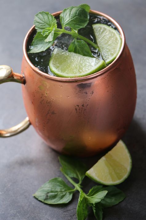 Moscow mule - Vodka, ginger beer, lime juice local favorite #bozeman #montana #cocktails Moscow Mule Drink, Glace Fruit, Mule Drink, Moscow Mules, Moscow Mule Recipe, Copper Mug, Mule Recipe, Classic Cocktail Recipes, Copper Mugs