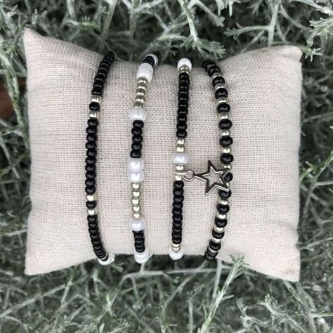 Emo Bracelets Aesthetic, Dark Bracelet Ideas, Black Bead Bracelet Ideas, Black Bracelet Aesthetic, Beads Bracelet Design Aesthetic, Aesthetic Bracelets Beads, Aesthetic Beaded Bracelets, Beaded Bracelets Aesthetic, Beaded Bracelet Aesthetic