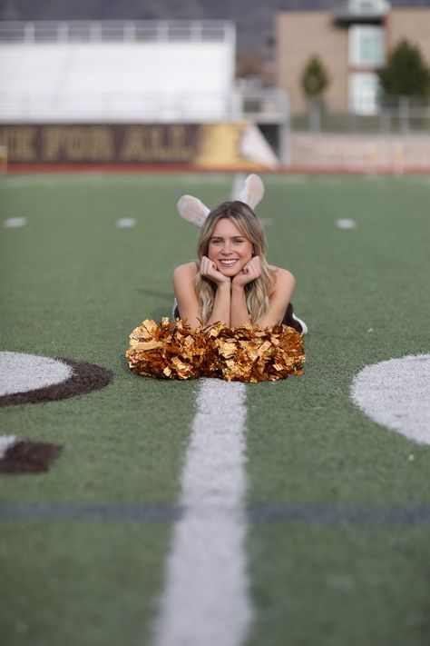 Football Cheerleader Senior Pictures, Cheer Leading Pictures, Cheer Pictures Individual Photo Ideas, Cheer Pictures Professional, Cheerleading Photoshoot Ideas, Pom Senior Pictures, Senior Cheerleader Pictures, Youth Cheer Pictures, Cheerleader Photo Shoot