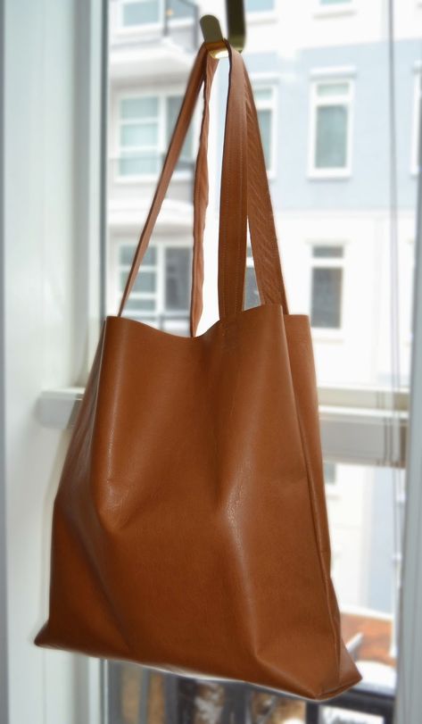 The Crafty Novice: DIY Sew: Leather Tote Bag Faux Leather Bag Pattern, Leather Tote Pattern, Diy Leather Tote Bag, Tote Bag Pattern Leather, Diy Leather Tote, Simple Leather Bag, Bucket Bag Pattern, Handmade Leather Tote Bag, Tote Bag Pattern Free